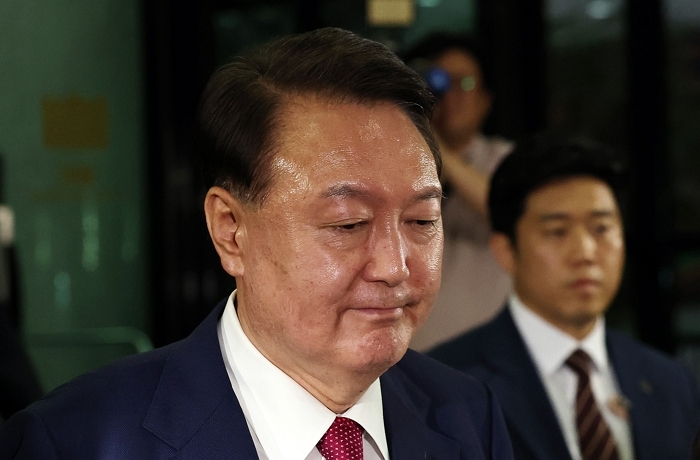 origin_굳은표정으로고검청사나서는윤석열.jpg