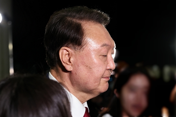 origin_눈감은윤석열.jpg