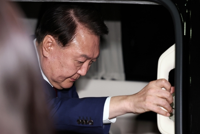origin_윤석열14시간50분만에귀가.jpg