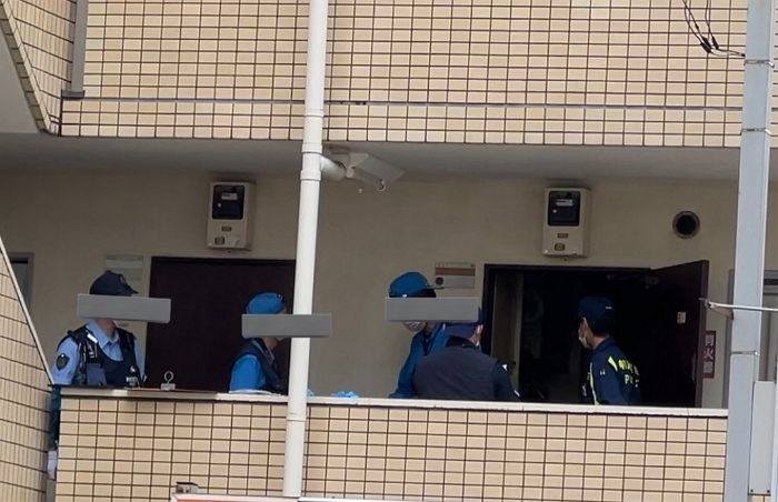“길가다 우연히 본 창문에 파리가 잔뜩 붙어있어요”... 경찰에 신고한 결과