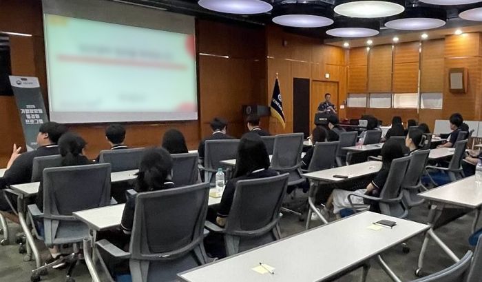 “먹기만 하던 치킨 직접 튀겨보니...” BBQ 캠프서 진로 찾은 청담고 학생들