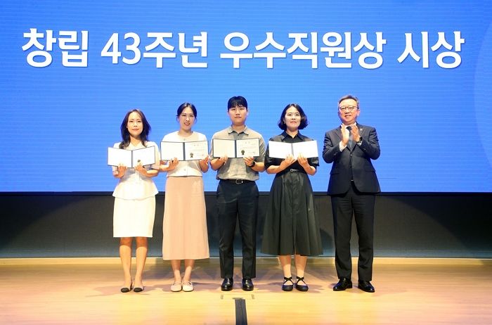 “신한은행, 이제 43살이에요”...창립 43주년, 뜻깊은 기념식 열었다