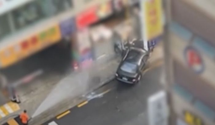 인도로 돌진해 건물 들이받은 80대 운전자... “급발진이야”