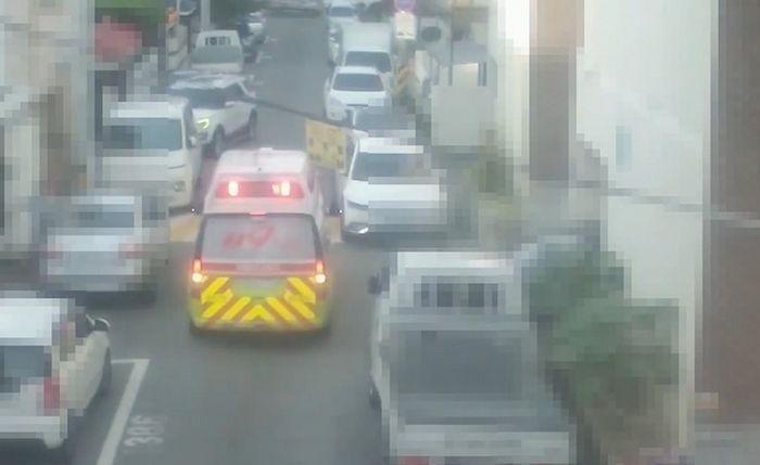 층간 소음에 “도와드릴까요” 물어봤더니... 라면 냄비에 ‘이것’ 담아와 화상 입힌 60대 (영상)