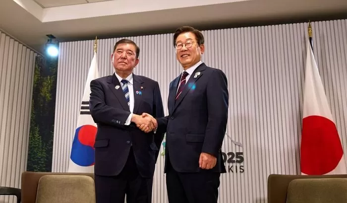 이재명 대통령이 17일(현지시간) 캐나다 앨버타주 캐내내스키스 주요 7개국(G7) 정상회의장에서 이시바 시게루 일본 총리와 한·일 정상회담을 하고 있다. (대통령실 제공) 2025.6.19/뉴스1