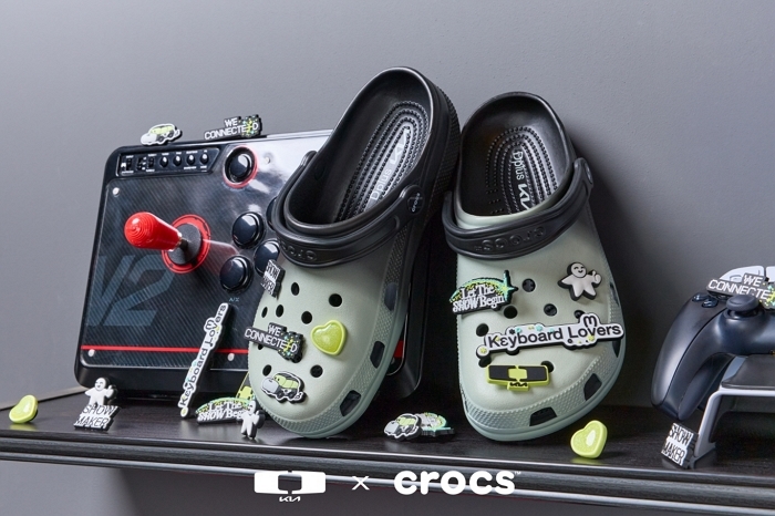 [사진자료2] ‘디플러스 기아 x 크록스 클래식 클로그’ 연출컷.jpg