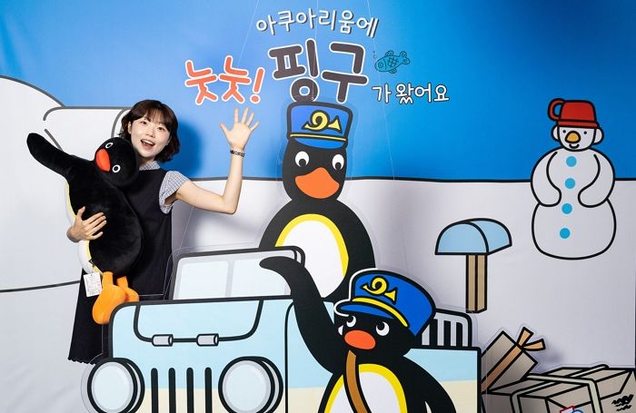 “실제 펭귄 옆에 ‘핑구’까지!”... 롯데월드 아쿠아리움 여름 한정 이벤트 진행 중