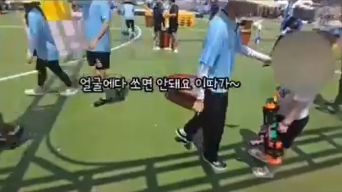 키즈카페서 얼굴에 물총쏘는 어린아이... 제지하자 “저 알아요?”