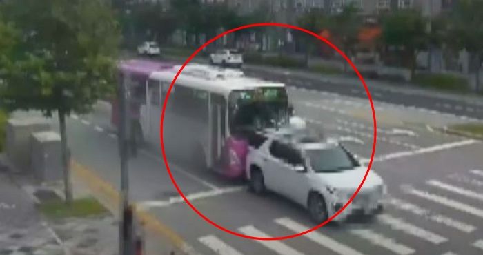 SUV 들이받고도 계속 달린 시내버스 기사... 승객들 항의 받고서야 멈췄다