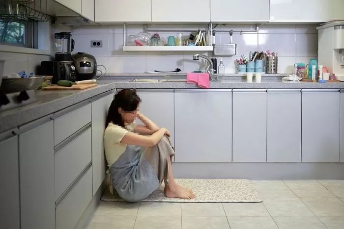 “그 여자 건들면 죽어”... 내연녀 지키려 딸 앞에서 흉기 휘두른 남편