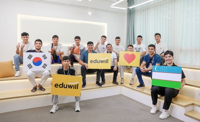 바나나우유 선물 받고 환한 미소... 우즈베키스탄 청년들이 에듀윌을 찾은 이유