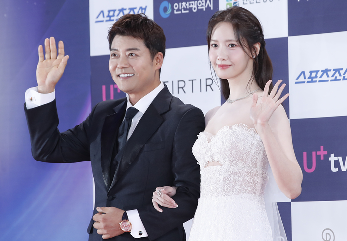 origin_전현무윤아옆에서자동미소.jpg