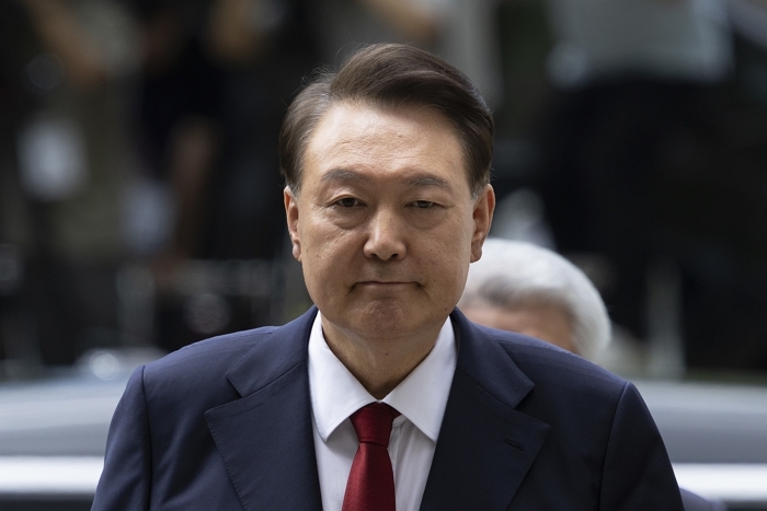 origin_굳은표정으로법정향하는尹전대통령.jpg