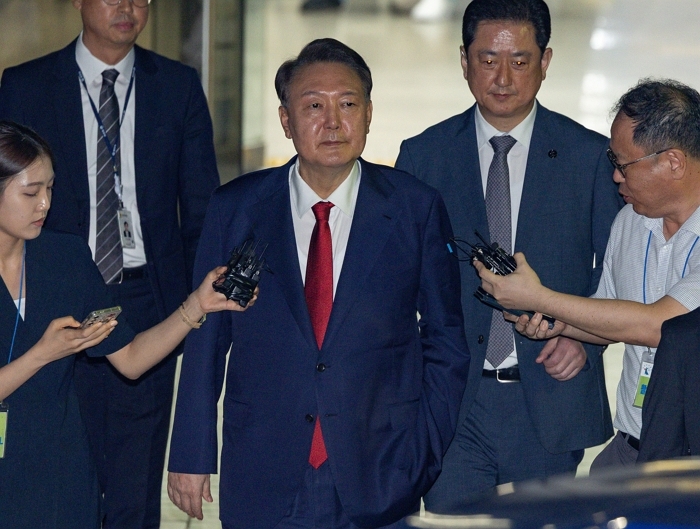 origin_취재진질문에답없이법원나서는윤석열전대통령.jpg