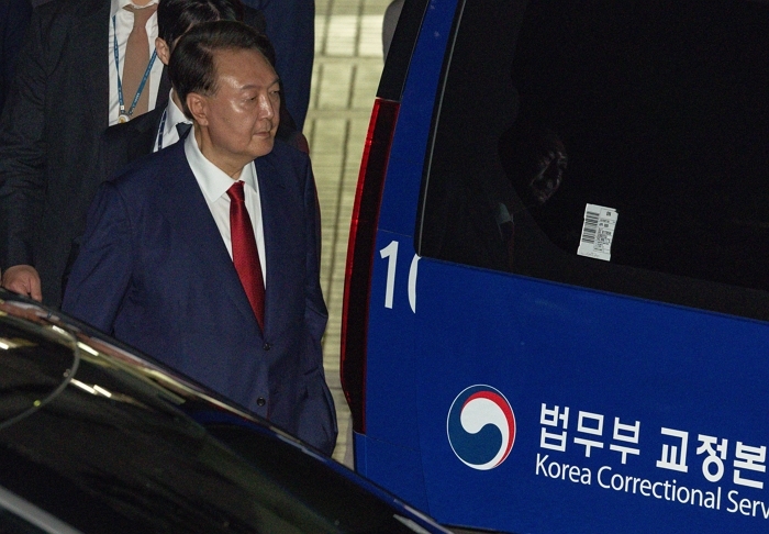 origin_호송차로향하는윤석열전대통령.jpg