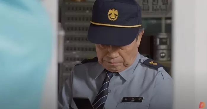 고용노동부가 경비원의 노동환경을 개선하기 위해 아파트 500곳을 대상으로 근로환경을 점검한다. 사진은 기사내용과 관련없는 드라마 디어마이프렌즈 캡처(tvN 디어마이프렌즈)