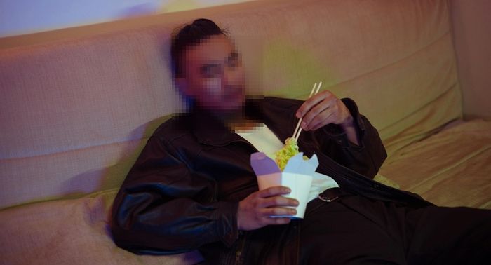 “TV 보면서 반쯤 누워 밥먹는 남편, 먹을 때마다 흘리는데... 더럽고 정 떨어집니다”