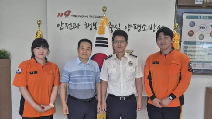 심폐소생술(CPR)을 받고 살아난 김용엽씨(왼쪽 두번째)가 9일 자신을 구해준 이준희 양평소방서장(오른쪽 두번째) 홍현진·강민국 대원(왼쪽 첫번째·오른쪽 첫번째)을 찾아 감사...