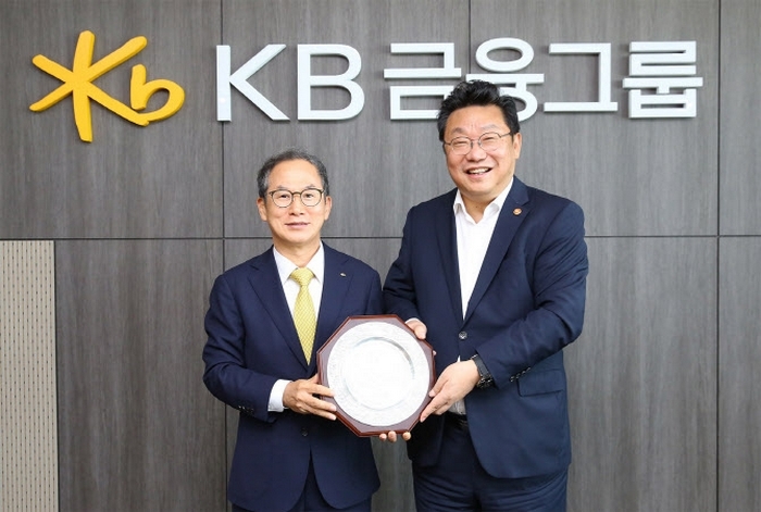 저출산고령위서 ‘감사패’ 받은 양종희 KB회장... 복지 제도 보니 “받을 만 했네”