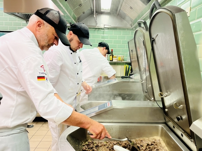 [이미지] 독일 글로버스 현지 조리사들의 조리하는 모습.jpg