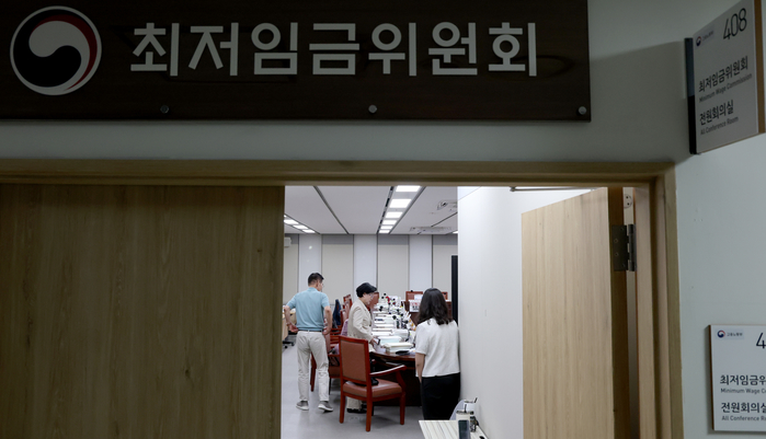 origin_2026최저임금협상민주노총근로자위원들퇴장.jpg