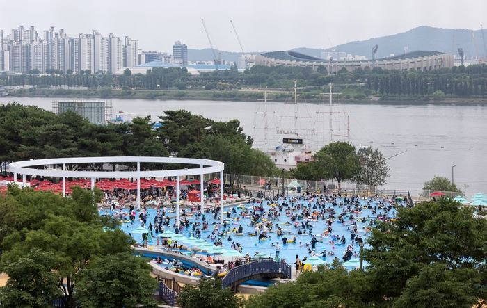 한강수영장서 20개월 유아 물에 빠져 숨져... “안전요원도, CCTV도 없었다”