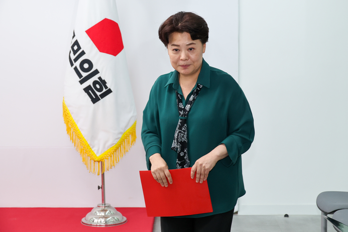 origin_혁신위1차회의마친윤희숙위원장.jpg