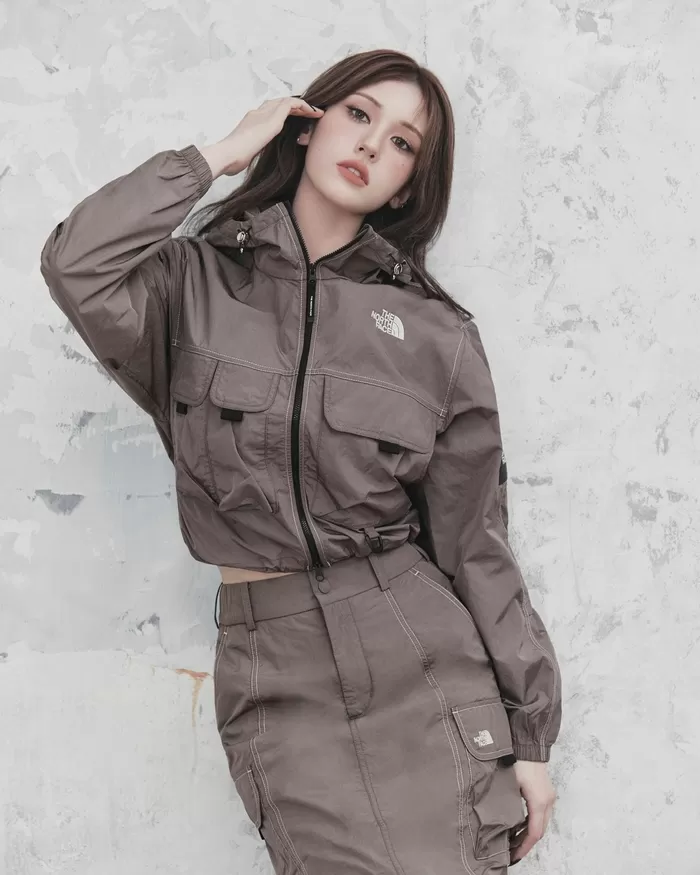 [사진 3] 쉘던 재킷 및 스커트를 착용한 노스페이스 홍보대사 전소미.jpg