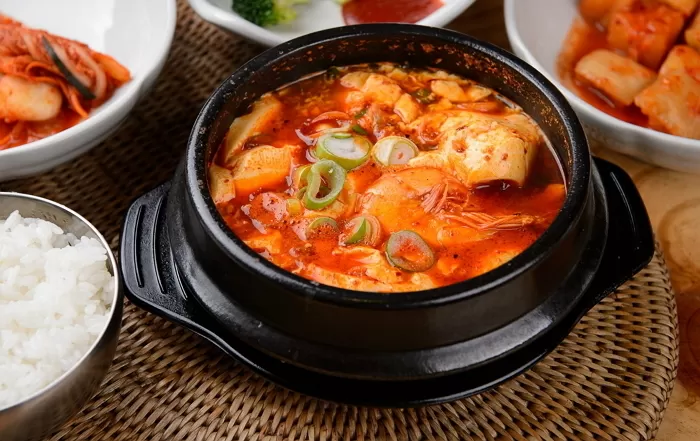 순두부찌개,찌개맛없다,밥값못준다,난동800만원,식당난동
