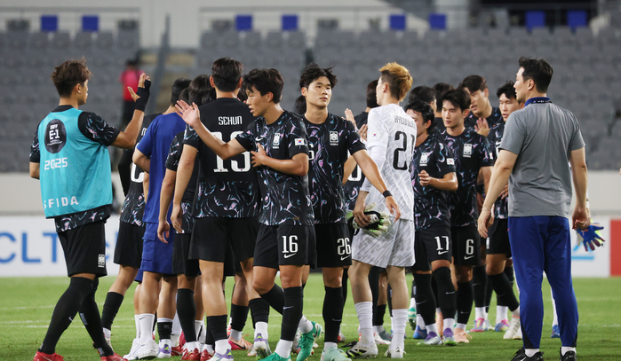 대한민국 축구 국가대표팀 선수들이 11일 오후 경기 용인시 처인구 용인미르스타디움에서 열린 2025 동아시아축구연맹(EAFF) E-1 챔피언십 남자부 대한민국과 홍콩의 경기에서 2대0으로 승리 후 기뻐하고 있다. 2025.7.11/뉴스1