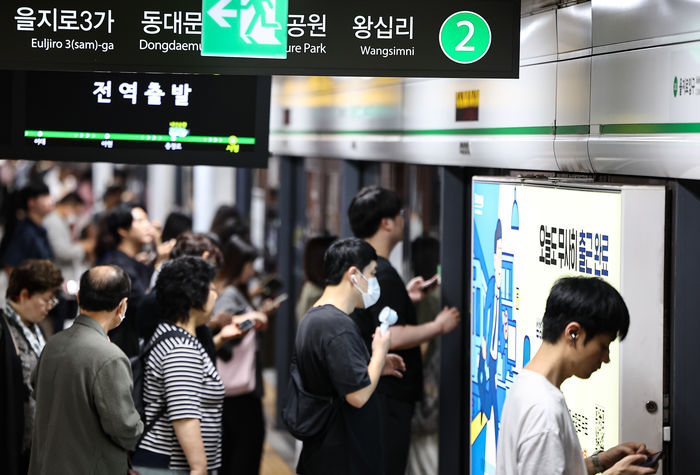 “사우나 가서 뭐해, 지하철 타면 되는데”... 폭염 속 서울 지하철역 51곳 냉방시설 ‘전무’