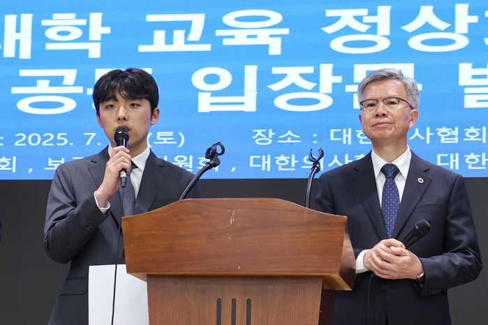 이선우 대한의과대학·의학전문대학원학생회 비상대책위원장(왼쪽)과 김택우 대한의사협회장이 12일 오후 서울 용산구 대한의사협회에서 의과대학 교육 정상화를 위한 공동 성명서를 발표하고 있다. 윤석열 정부의 의과대학 정원 확대 추진 등 의료 개혁 정책에 반발해 학교를 떠났던 의대생들이 전원 복귀하겠다는 뜻을 밝혔고 국회는 의대 교육의 정상화를 적극 지원하겠다고 약속했다. 2025.7.12/뉴스1