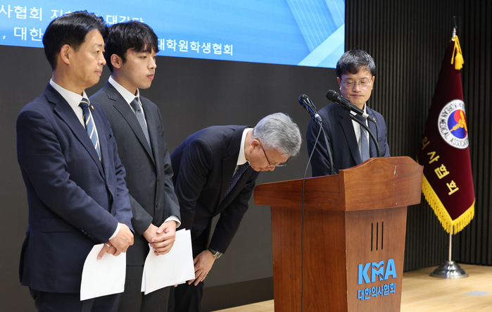 김택우 대한의사협회장(왼쪽에서 세 번째)이 12일 오후 서울 용산구 대한의사협회에서 의과대학 교육 정상화를 위한 공동 성명서 발표에서 인사하고 있다. 윤석열 정부의 의과대학 정원 확대 추진 등 의료 개혁 정책에 반발해 학교를 떠났던 의대생들이 전원 복귀하겠다는 뜻을 밝혔고 국회는 의대 교육의 정상화를 적극 지원하겠다고 약속했다. 왼쪽부터 김영호 국회 교육위원장, 이선우 대한의과대학·의학전문대학원학생회 비상대책위원장, 김 협회장, 박주민 보건복지위원장. 2025.7.12/뉴스1