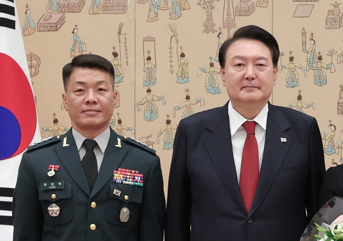 origin_박정택수도군단장과기념촬영하는윤대통령.jpg