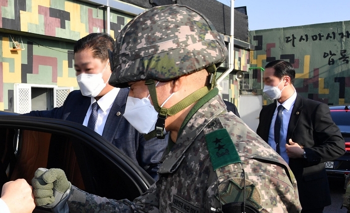 origin_박정택사단장과인사하는박병석의장.jpg