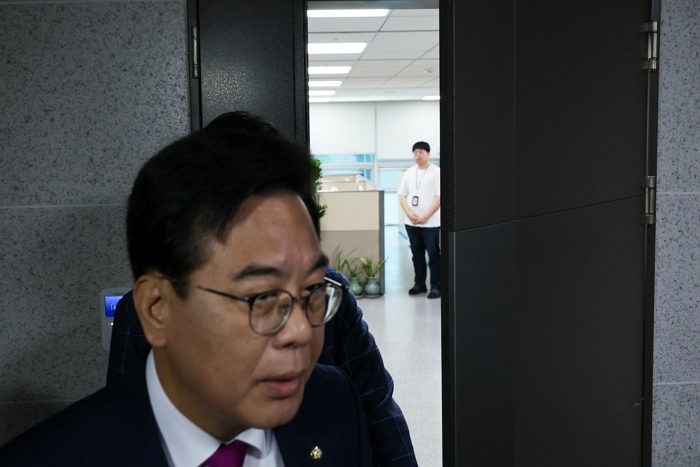 origin_의원실나서는송언석비대위원장.jpg