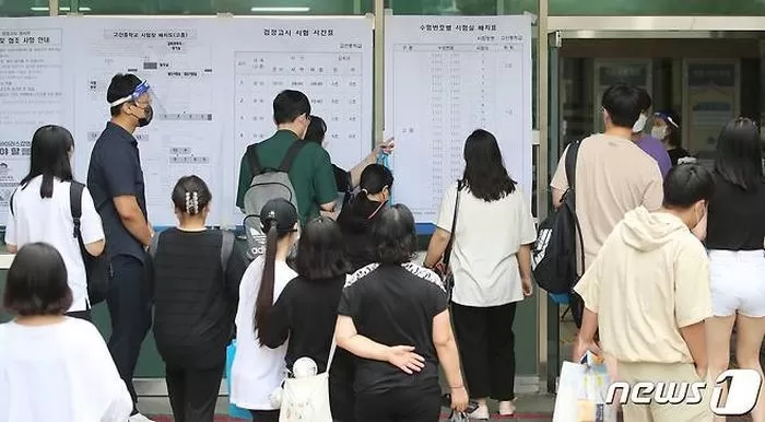 2021년도 제2회 초·중·고교 졸업 학력인정 검정고시가 실시된 11일 오전 대구 수성구 고산중학교에 마련된 고졸 검정고시 시험장에서 응시자들이 시험실 배치표를 확인하고 있다. (사진은 기사 내용과 무관함) / 뉴스1 