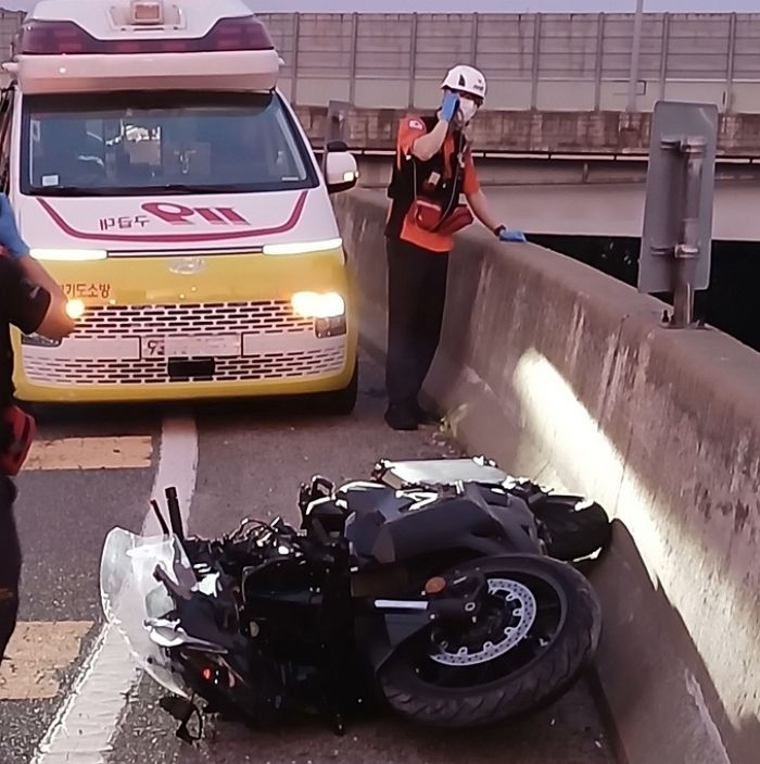 ‘오토바이 진입금지’ 고속도로 새벽에 몰래 들어간 운전자... 15M 아래로 추락해 ‘2명 사상’