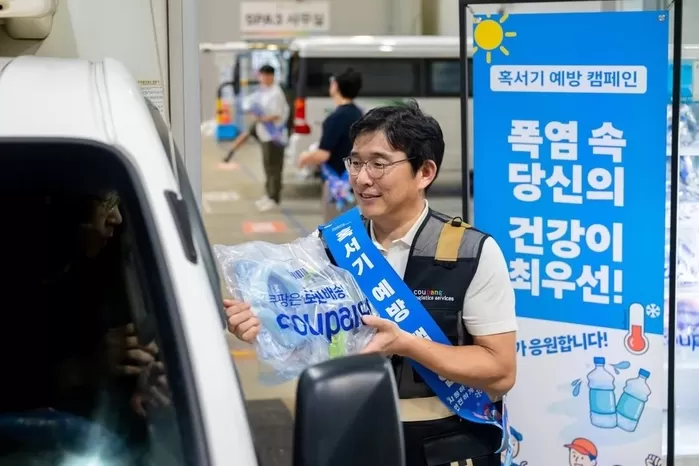 “일주일 내내 배송 오는데, 기사님들은 5일만 일한다?”... 무더위에 쿠팡맨 먼저 챙긴 쿠팡