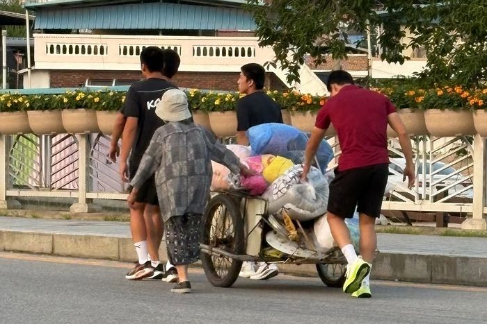 홀로 리어카 끄는 할머니 도운 군인들... 알고보니 ‘김천상무’ 소속 축구선수들이었다