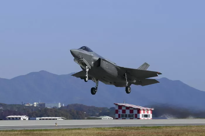 청주기지서 이륙하는 F-35A 전투기 / 뉴스1