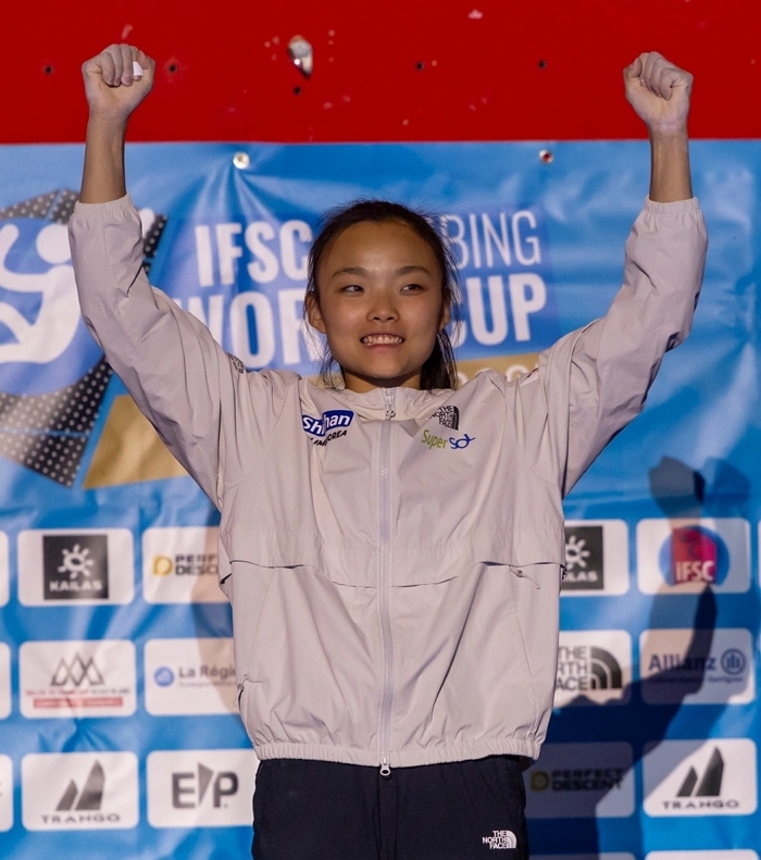 [추가사진 1] 시상식에서 포즈를 취하고 있는 모습의 노스페이스 애슬리트팀 서채현 선수.jpg