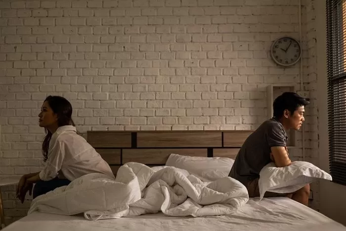 퇴근과 동시에 ‘이어폰’ 꽂고 소통 거부하는 남편... “함께지만 혼자 있는 것 같아요”