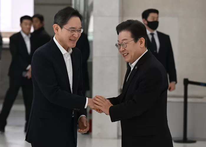 지난 3월 20일 이재명 당시 더불어민주당 대표가 서울 강남구 삼성 청년 소프트웨어 아카데미(SSAFY)에서 열린 청년 취업 지원을 위한 현장 간담회에 앞서 마중 나온 이재용 삼성전자 회장의 안내를 받고 있는 모습. 2025.3.20/뉴스1(공동취재)
