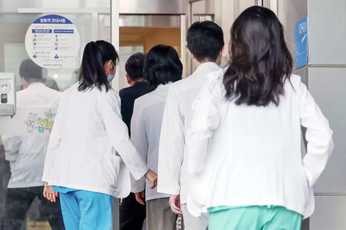 서울대학교 의과대학 교수협의회 비상대책위원회 소속 교수들이 11일 오후 서울 종로구 서울대병원 어린이병원에서 열린 긴급총회에 참석하고 있다. / 뉴스1 