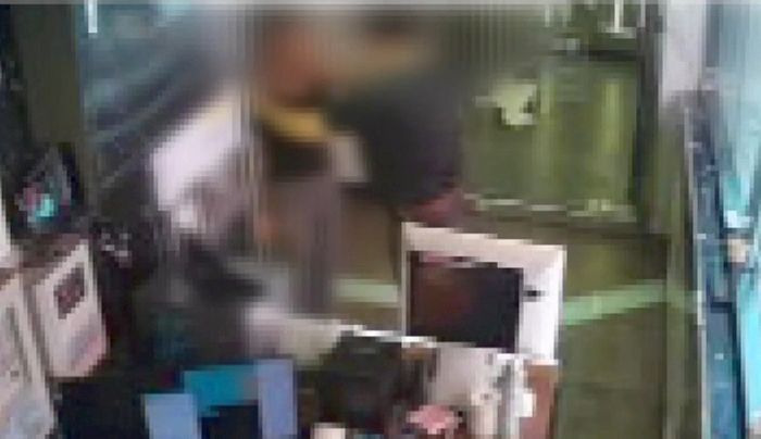 “CCTV 꺼지거나 없는 곳에서...” 대형 노래방 프랜차이즈 회장, 성추행 혐의 피소 (영상)