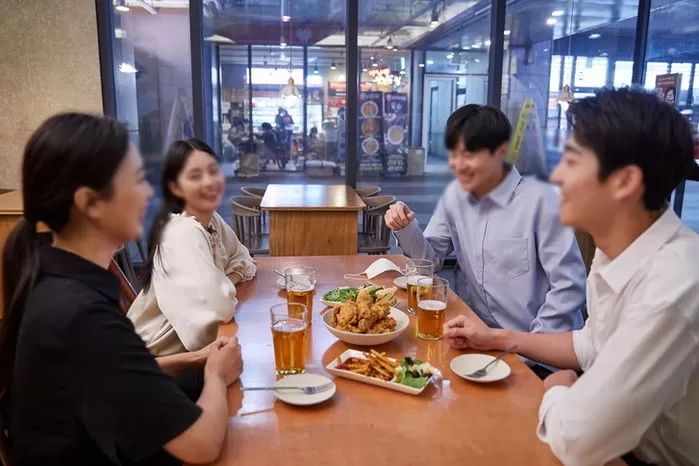 술 마시더니 “네 친구, 완전 내 스타일”... 숨겨온 남친 본심 드러나 이별 고민하는 여성