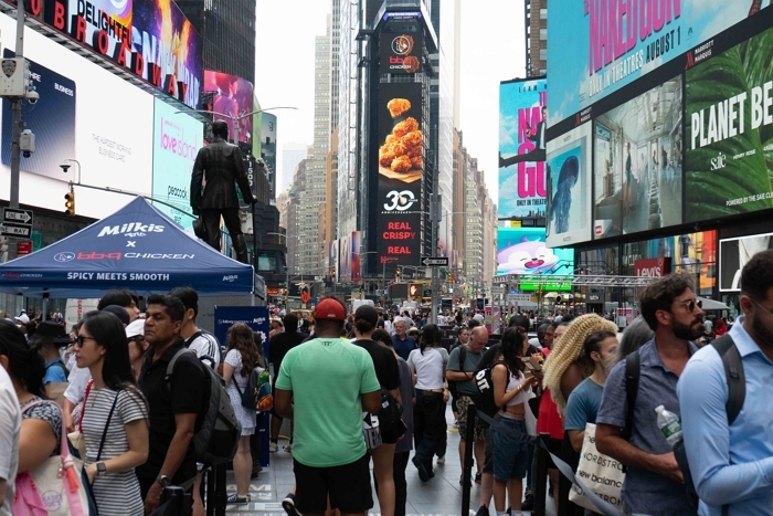 BBQ-롯데칠성 손 잡고 뉴욕 타임스퀘어 출격... 치킨&밀키스 세트 5,000인분 나눔