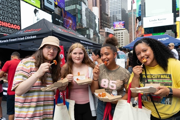 [사진2] BBQ치킨_BBQ 양념치킨과 밀키스를 맛보고 있는 뉴욕 시민들.jpg