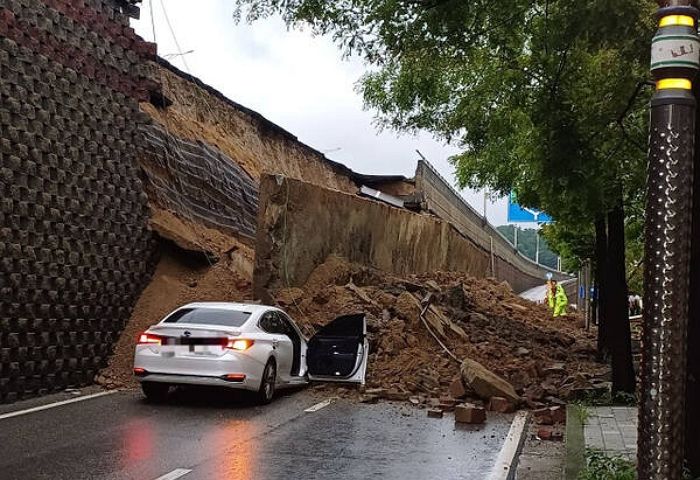 경기 오산서 높이 ‘10m’ 옹벽 붕괴 “차량 1대 매몰... 1명 사망 추정”